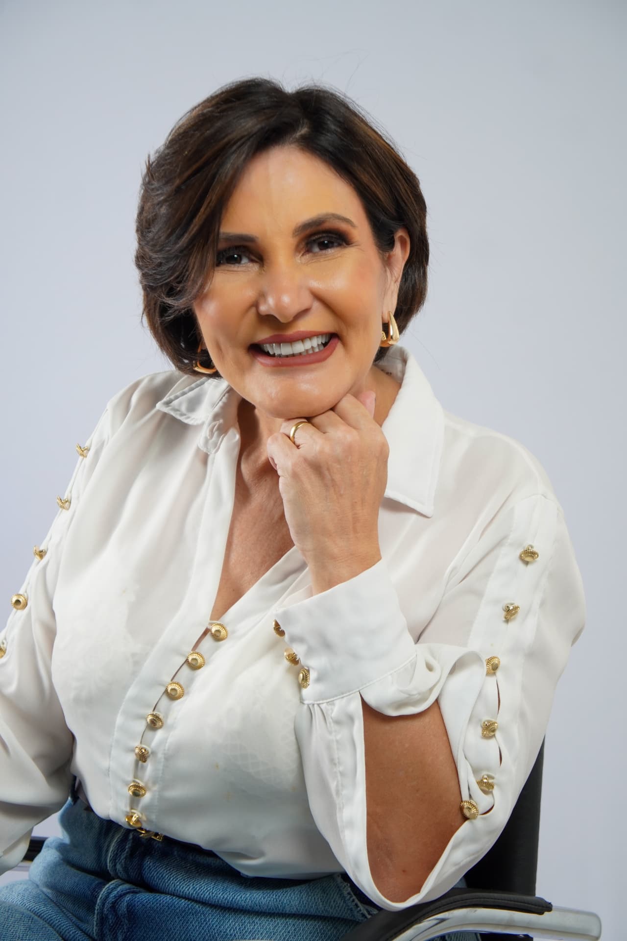 Gislaine Caldeira sorrindo, candidata ao SINJUR 2026